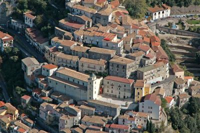 Basilicata: the village of Viggianello, land of mountains, brooms and the Paddaccio cheese