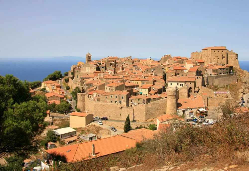 Toscana: il borgo di Giglio Castello tra la vista straordinaria sull'arcipelago