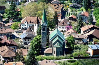 Lana: apple orchards, orchids and villages