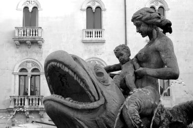 1280px-Sirena_con_bambino_Fontana_di_Diana_-_Mermaid_and_Child_Diana_fountain_-_panoramio