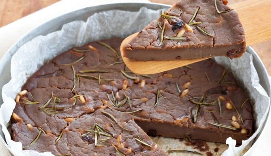 Ricetta: Il castagnaccio, dolce dei borghi toscani che profumano di bosco