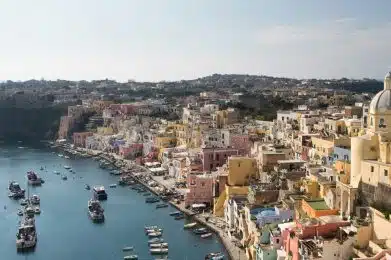 Giro in barca a Procida: spiagge e borghi da ammirare nell'isola da Oscar