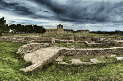 Venosa, The unfinished church of the Blessed Trinity complex still fascinates