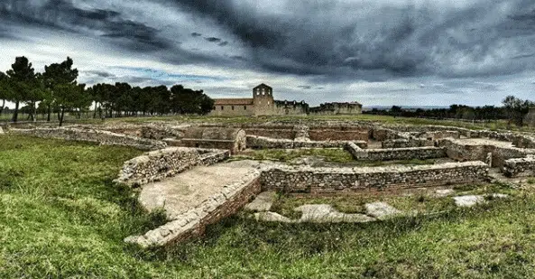 Venosa, la chiesa incompiuta del complesso della Santissima Trinità affascina ancora