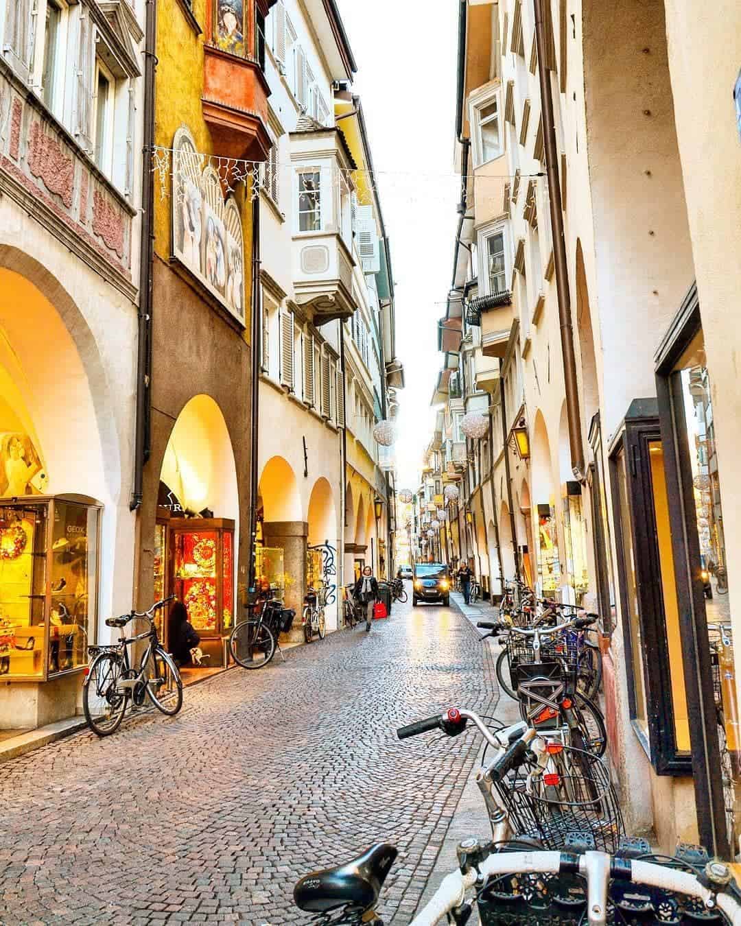 Il centro storico di Bolzano, delizioso cuore delle Alpi.