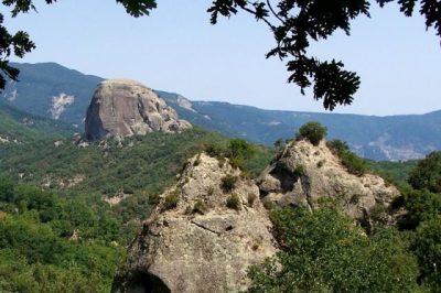 The legend of the rolling stones of love of the giants in Badolato