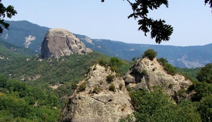 The legend of the rolling stones of love of the giants in Badolato