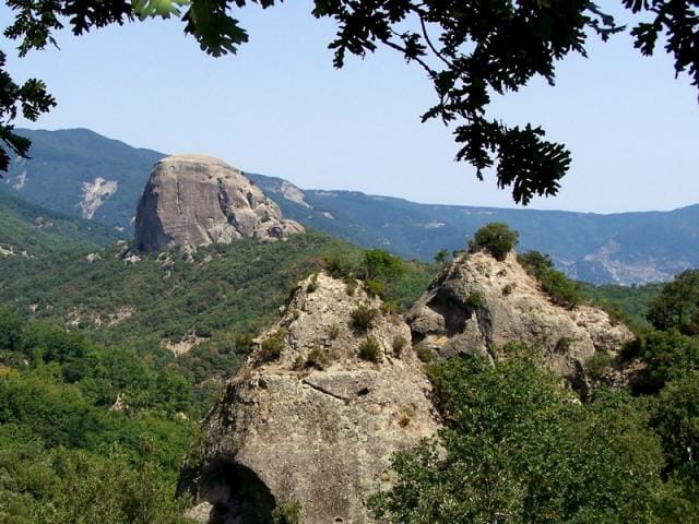 La leggenda delle pietre rotolanti dei giganti a Badolato