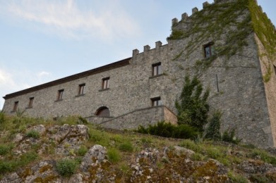 un edificio in pietra con un muro in pietra