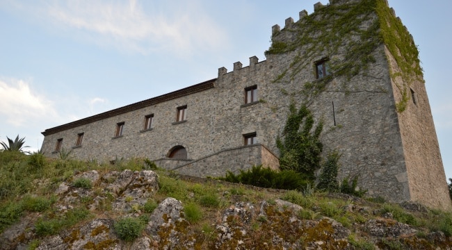 un edificio in pietra con un muro in pietra