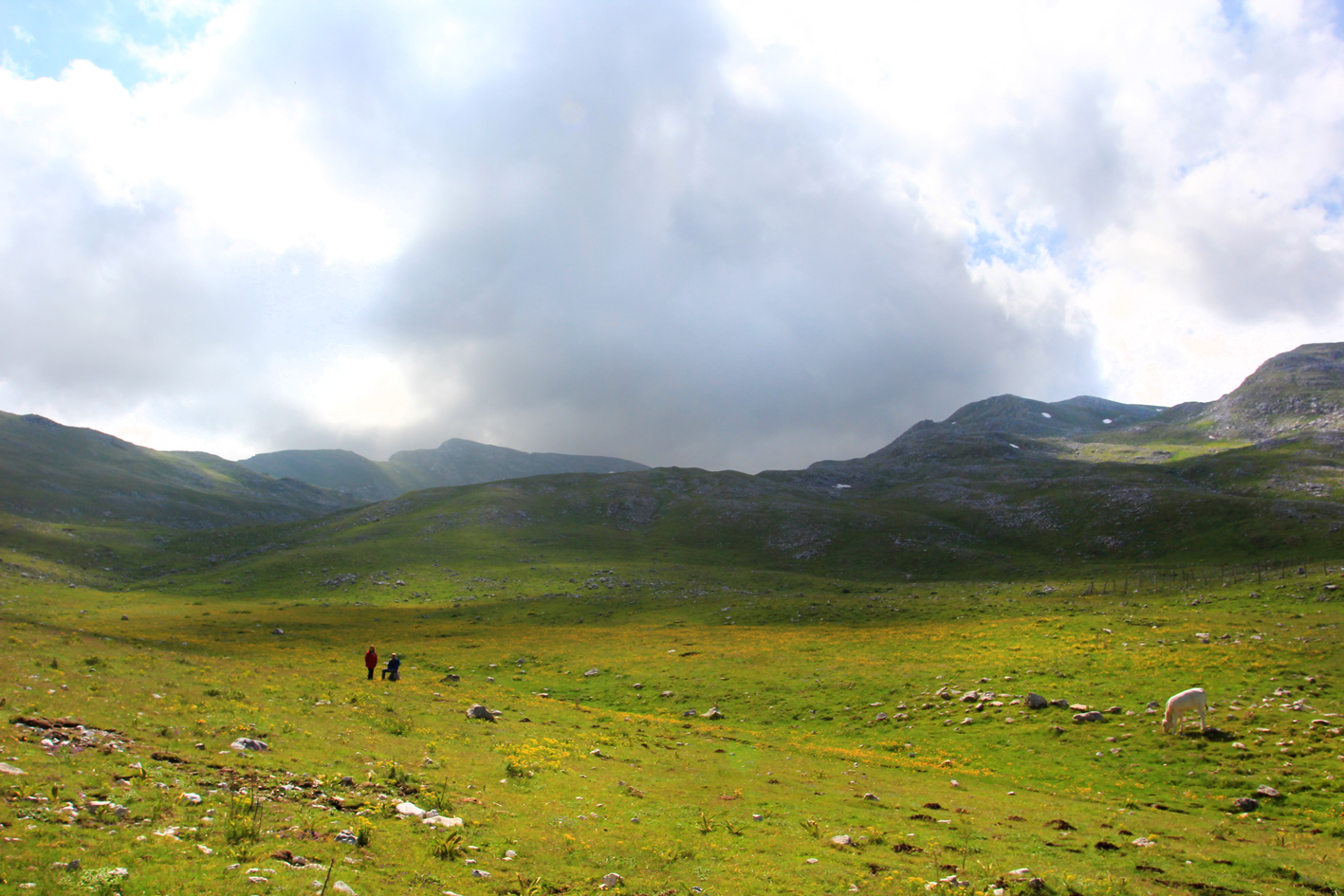 I prati che portano alla Val di Teve