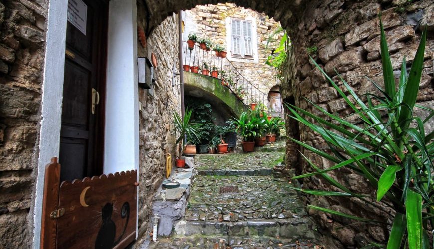 Alla scoperta di Apricale, il borgo più amato dagli artisti
