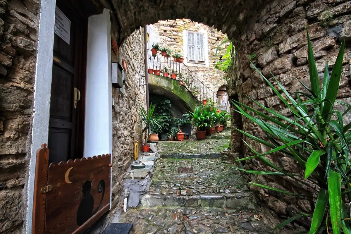 Alla scoperta di Apricale, il borgo più amato dagli artisti