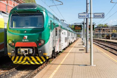 Il treno alla stazione di Laveno