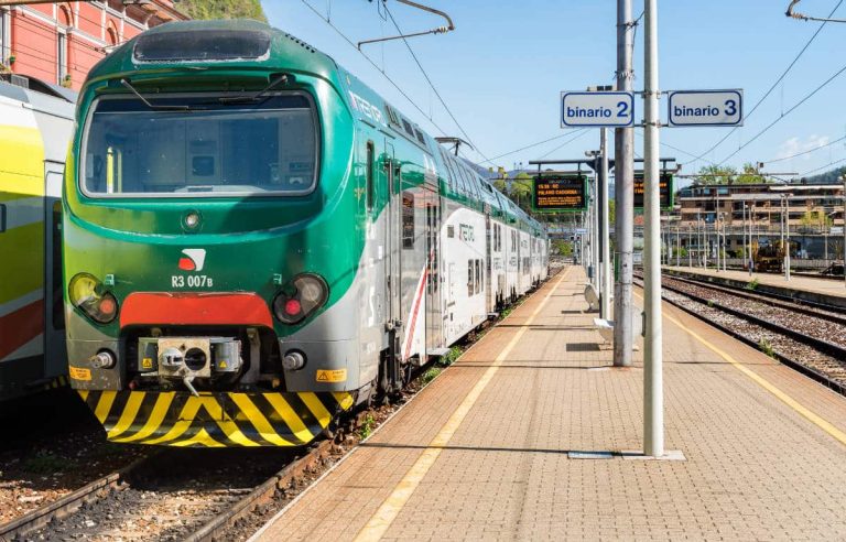 Il treno alla stazione di Laveno