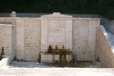 La fontana, Acquaviva Collecroce – BERNARD GRILLET
