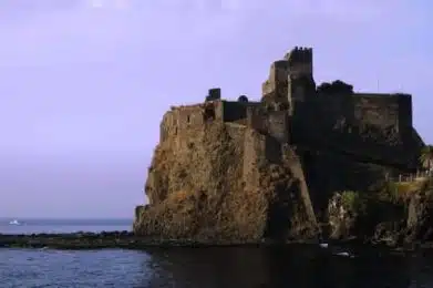 La-leggenda-di-Maria-la-Bella-e-il-Castello-di-Brolo-1