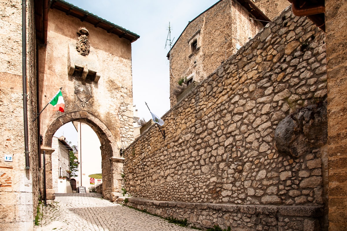 un arco in pietra tra due edifici
