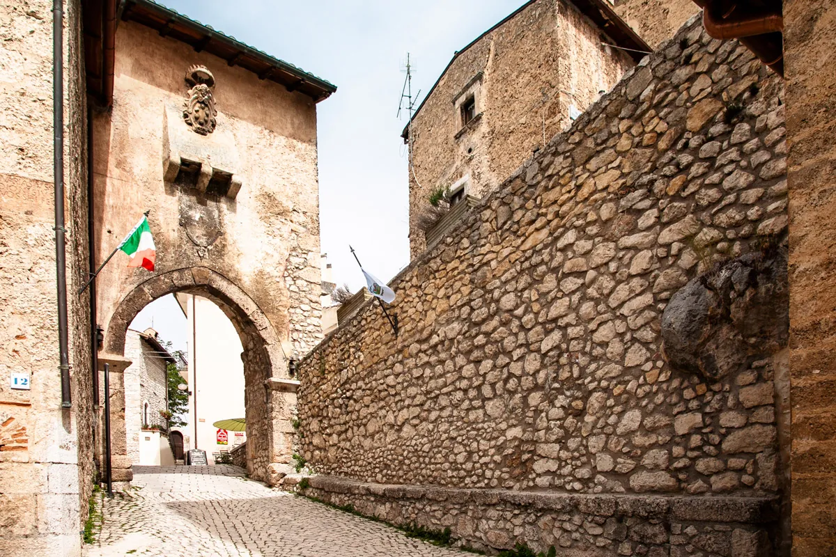 un arco in pietra tra due edifici