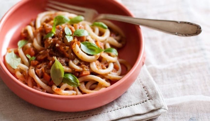 Vegan recipe: I Bringoli al sugo finto from the village of Anghiari