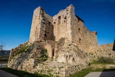 un edificio in pietra con un muro in pietra
