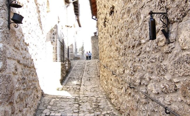 Discover medieval Abruzzo: Rocca Calascio Castle and Santo Stefano di Sessanio with typical Abruzzo lunch.