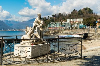 Statue di San Francesco con Gesù bambino sul Lago Maggiore, Laveno