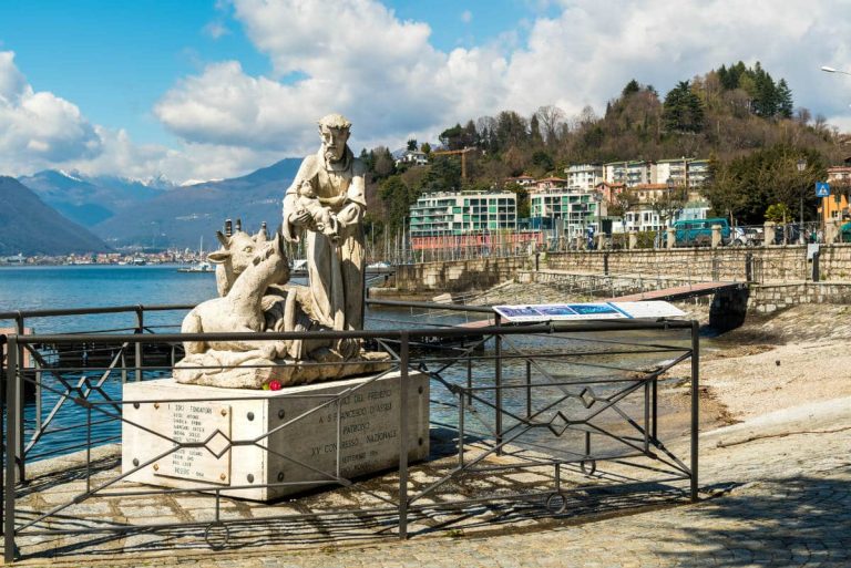Statue di San Francesco con Gesù bambino sul Lago Maggiore, Laveno