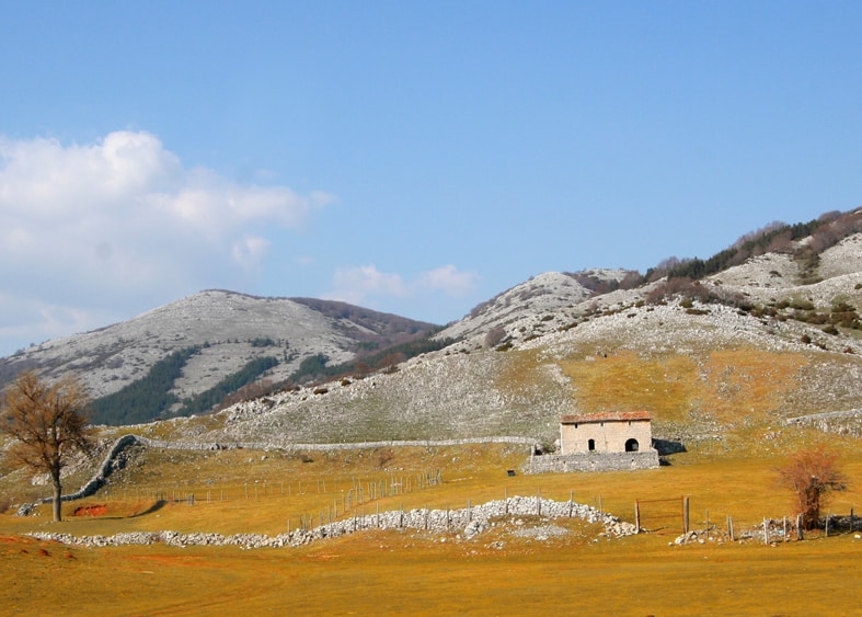 Casale con recinti in pietra