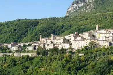 Uno-sguardo-a-Serra-San-Quirico