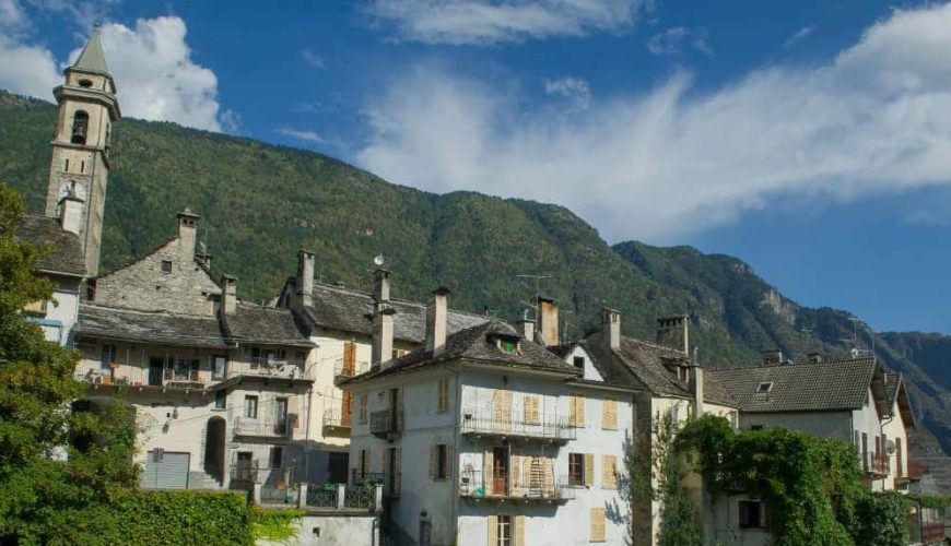 un gruppo di edifici con una montagna sullo sfondo