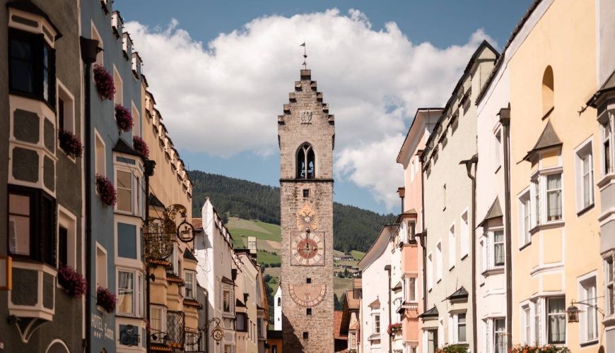 un'alta torre di pietra con un orologio in cima
