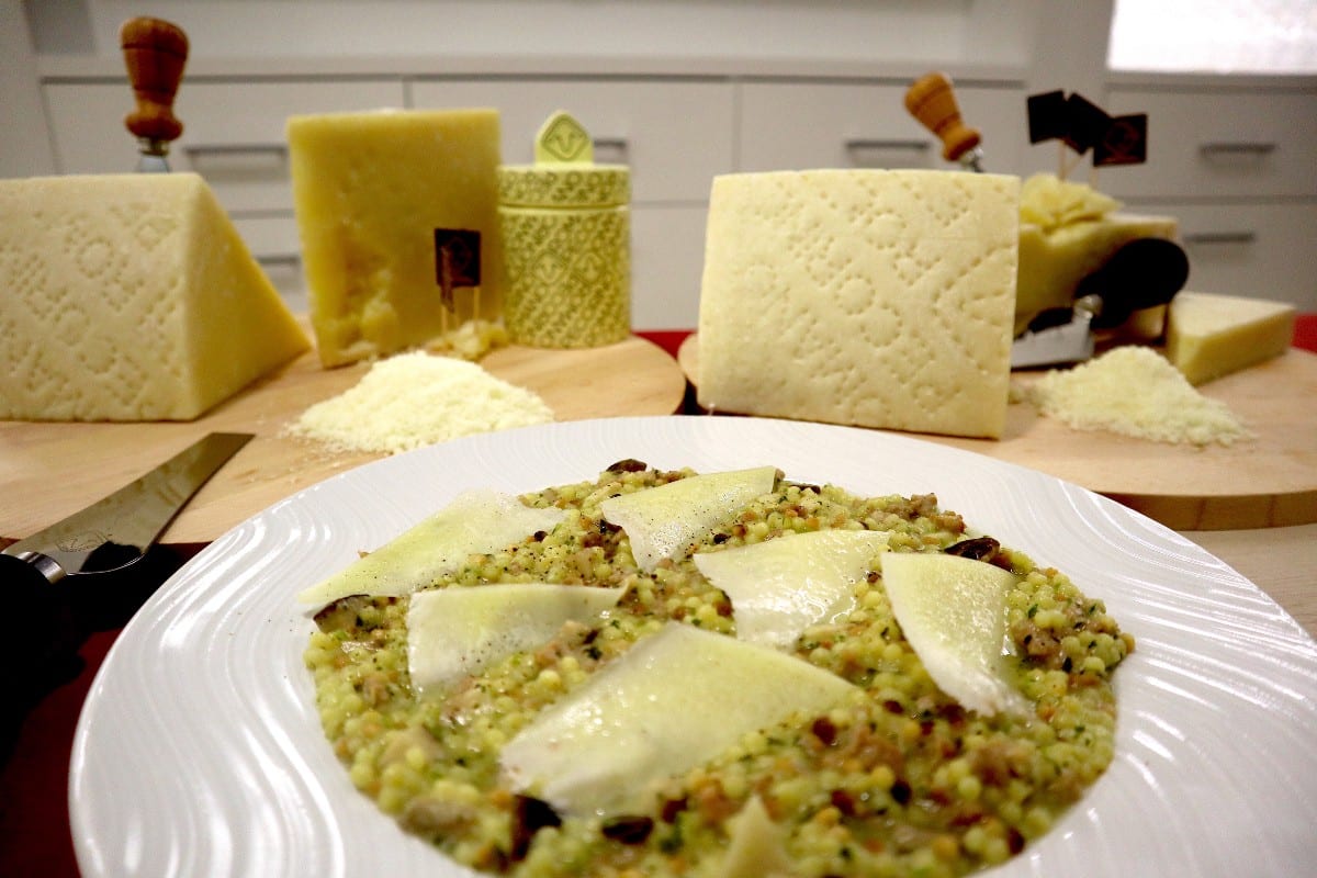 Fregola sarda con agnello, funghi cardoncelli e sfoglie di Pecorino Romano Dop