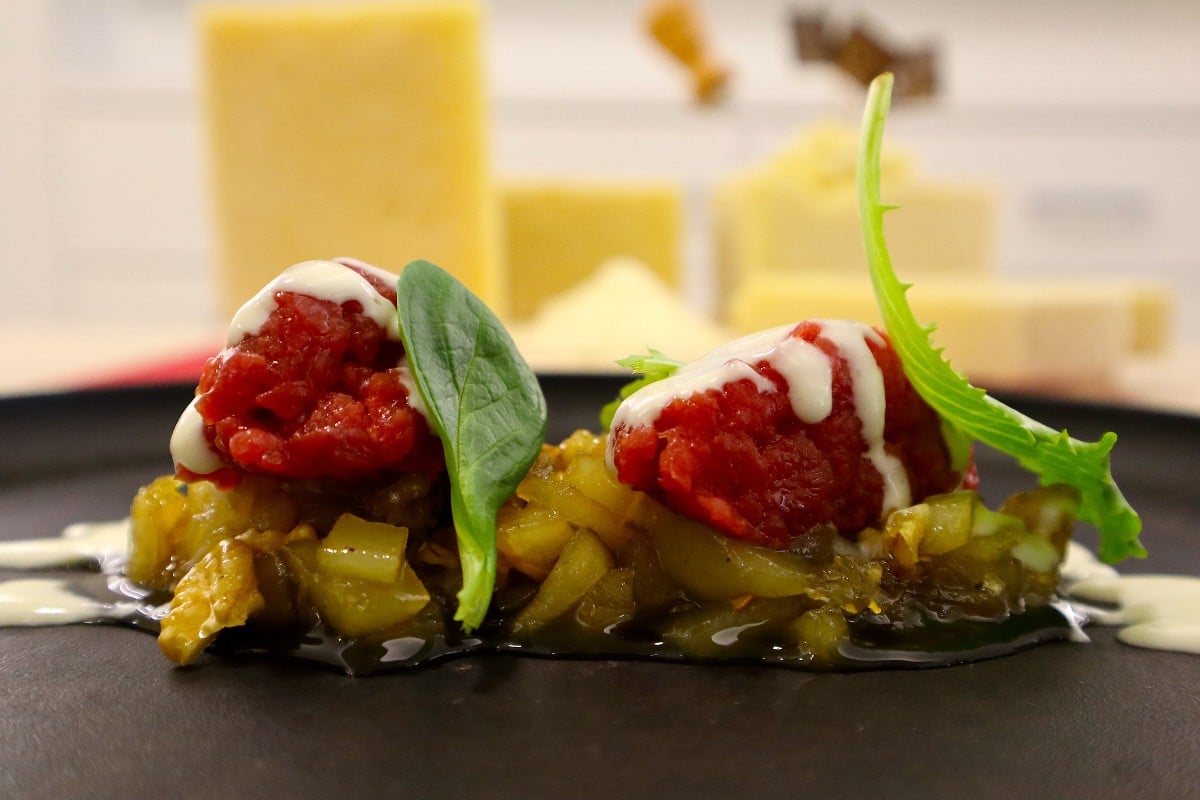 Crudo di manzo, chutney di pere, noci, peperoncino e crema di Pecorino Romano Dop