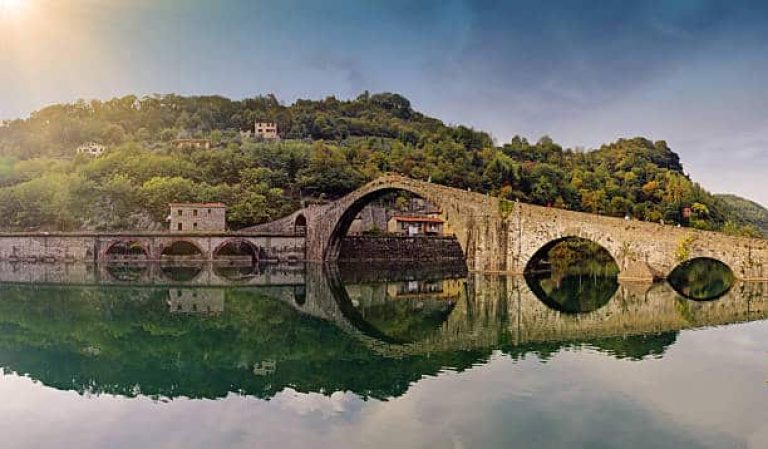 Fascino e mistero avvolgono il Ponte del Diavolo a Borgo a Mozzano