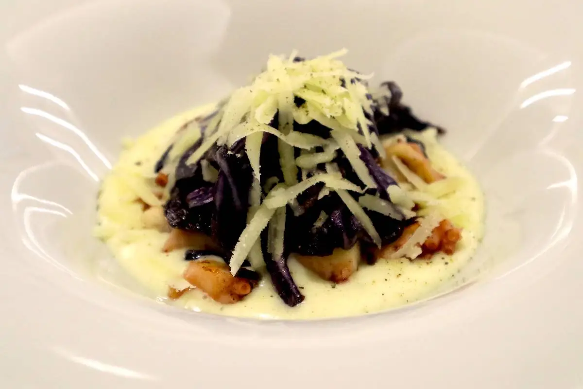 Polpo croccante con crema di patate al Pecorino Romano DOP e cavolo viola alla birra