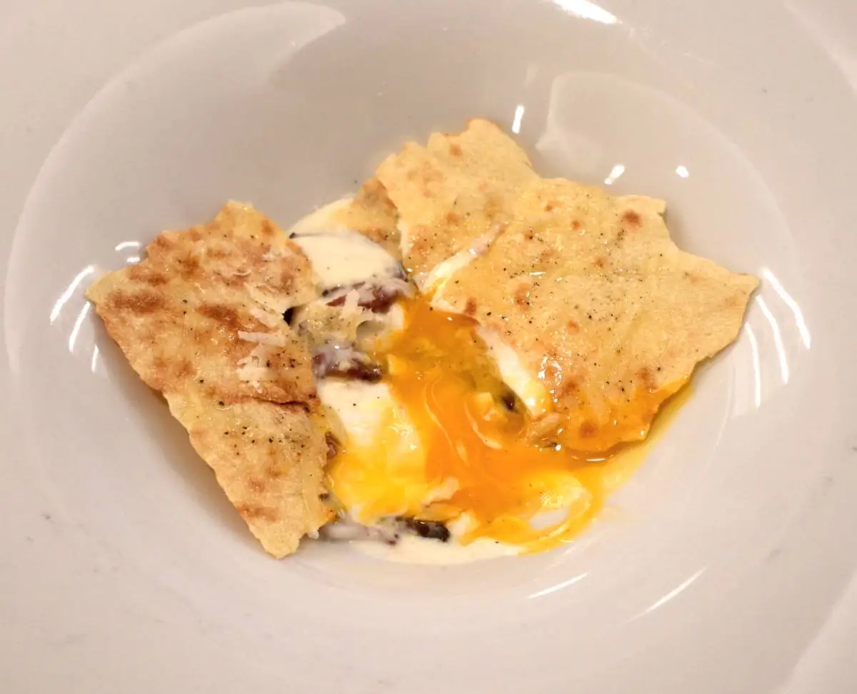 Uovo in camicia in fonduta di Pecorino Romano DOP con guanciale croccante e pane carasau