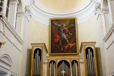 Abside della Chiesa di San Michele Arcangelo con la copia dell'opera di Guido Reni