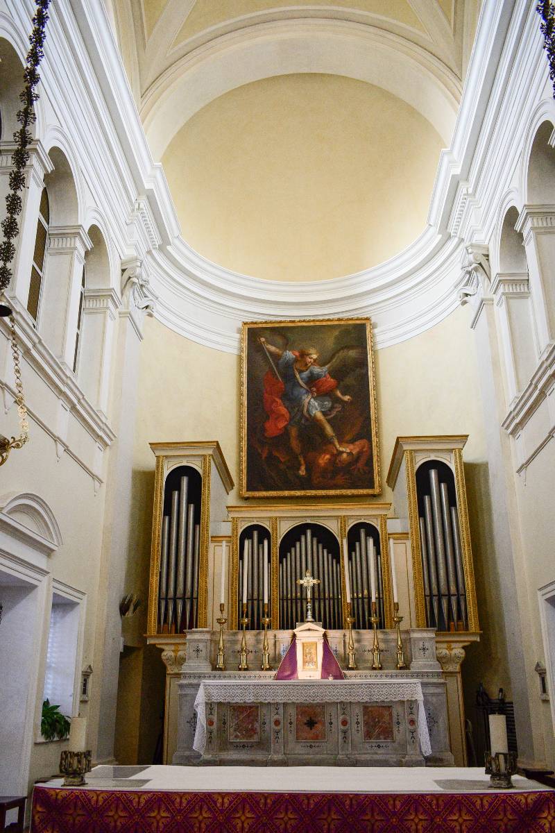 Abside della Chiesa di San Michele Arcangelo con la copia dell'opera di Guido Reni