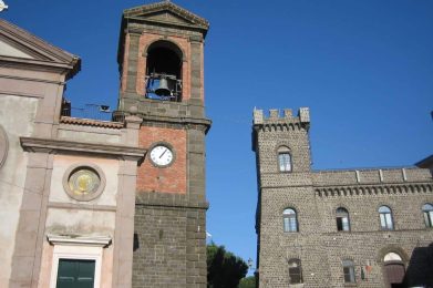 La Parrocchia di Santa Maria Assunta in Cielo vicino al Municipio di Rocca Priora - Stephen Colebourne