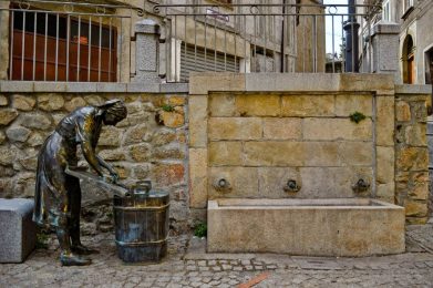 San Giovanni in Fiore, fontana della lavandaia - Depositphotos