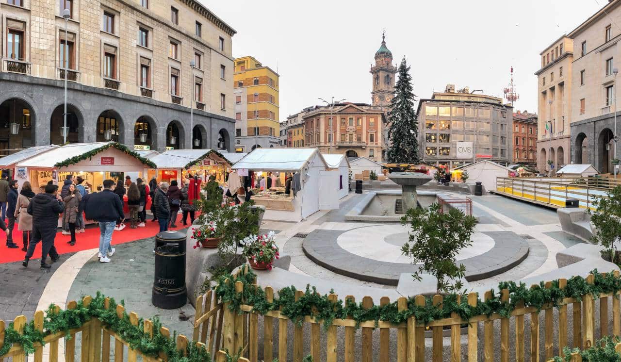 mercatino di Natale in piazza Monte Grappa nel centro di Varese Depositphotos