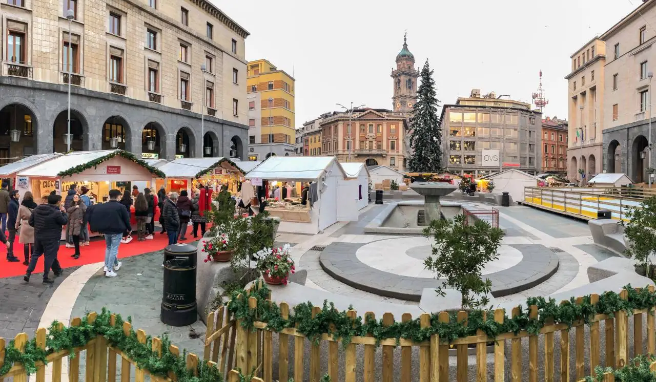mercatino di Natale in piazza Monte Grappa nel centro di Varese Depositphotos