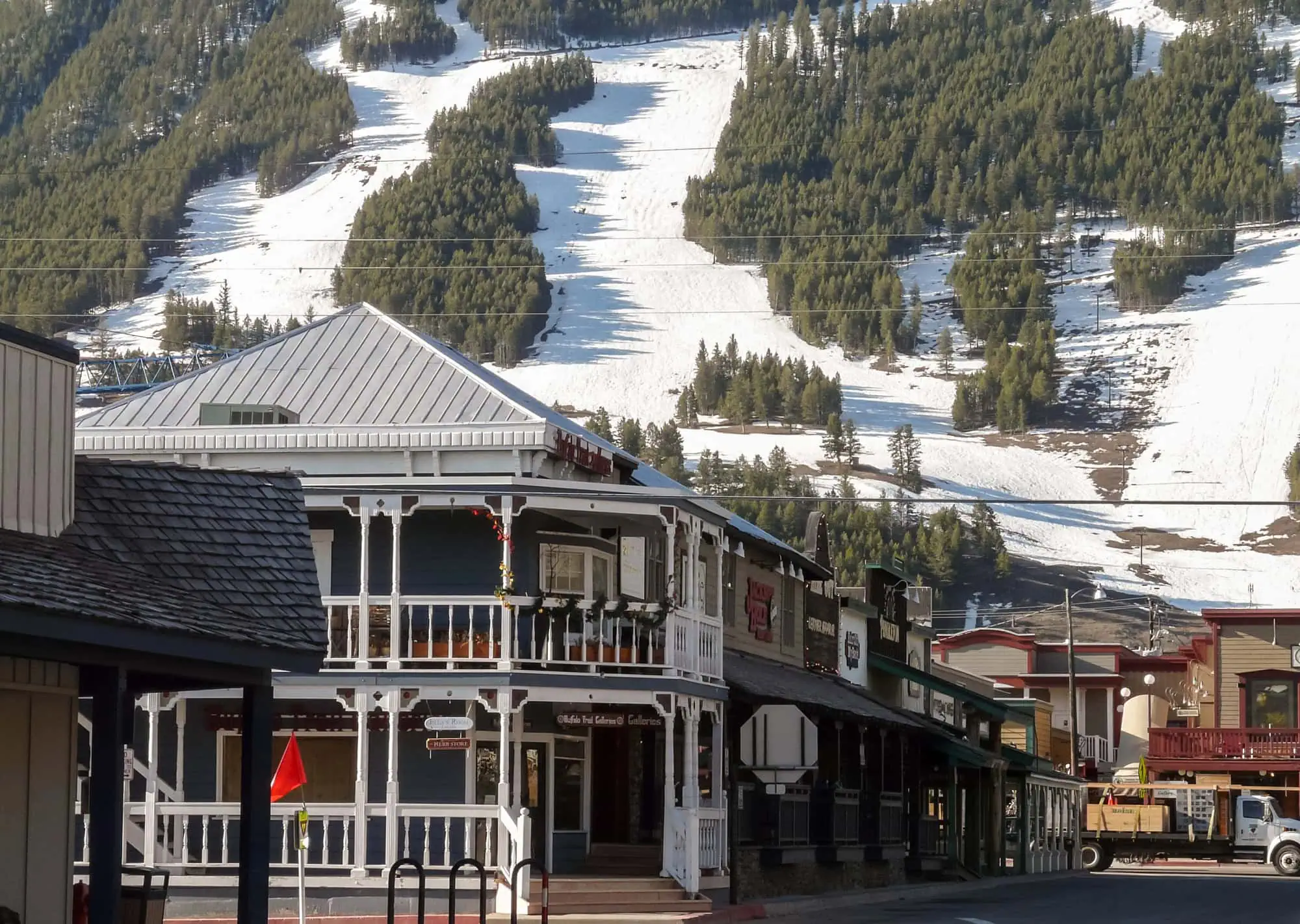 Strade di Jackson Hole con piste da sci sullo sfondo Depositphotos 99709288 L 1