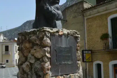 Monumento a Giorgio Castriota Scanderbeg – plgcorea flickr