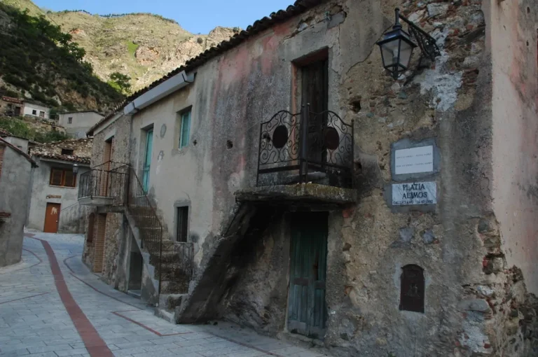 Piazza Alimos - Gallicianò