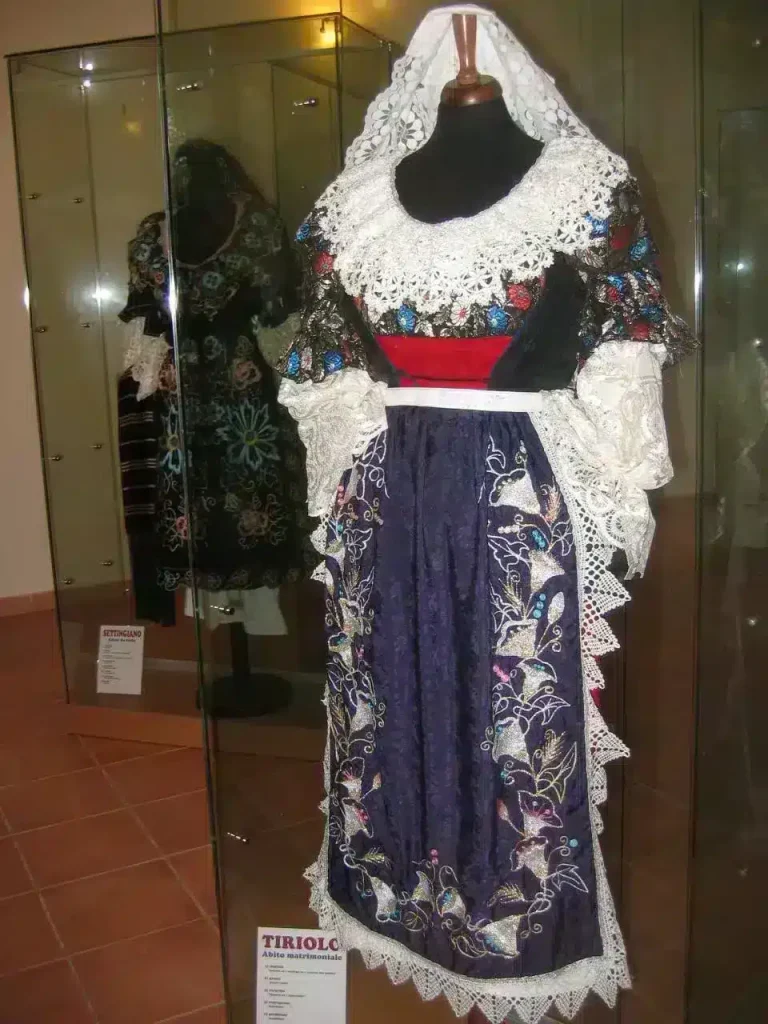 Costume tipico, Tiriolo - lebateleur _6_11zon