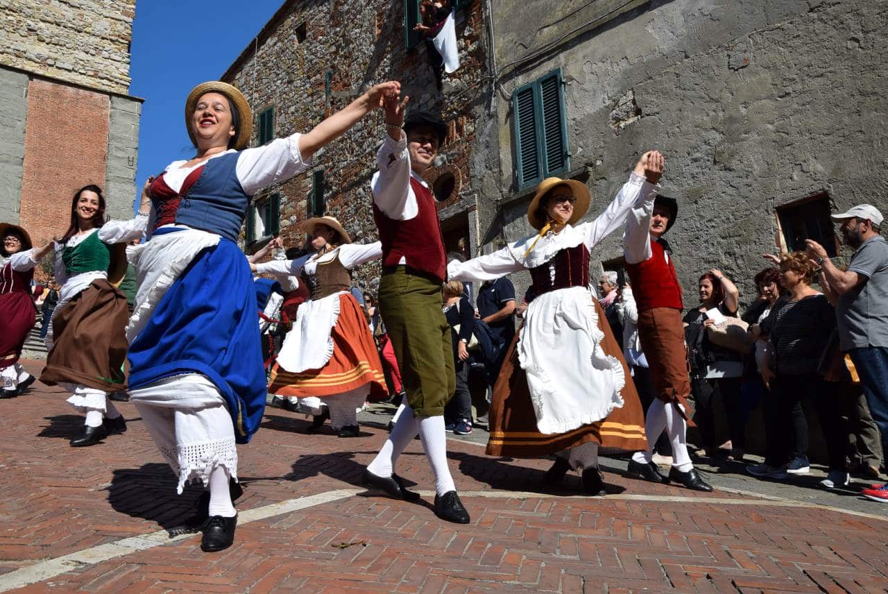 Maggiolata Lucignanese, i balli – Ph. Stefano Panichi flickr