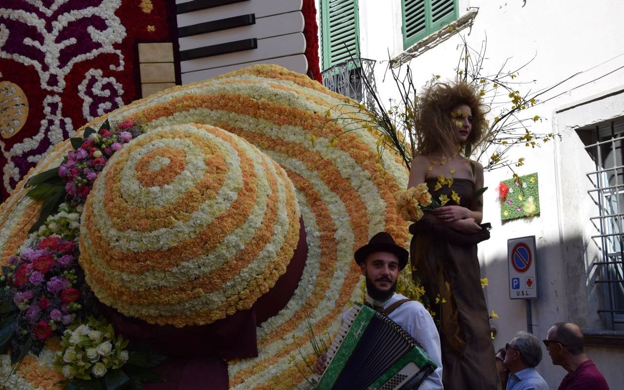 Maggiolata Lucignanese: in onore della primavera e dei fiori 1 Maggiolata Lucignanese, il carro - Ph. Stefano Panichi flickr