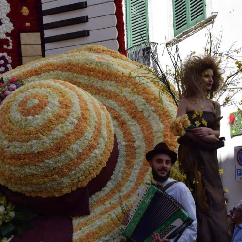 Maggiolata Lucignanese: in onore della primavera e dei fiori 7 Maggiolata Lucignanese il carro Ph. Stefano Panichi flickr